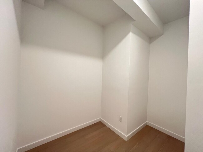 Building Photo - 141 Christopher Columbus Dr