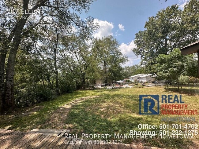 Building Photo - 207 Elliott-