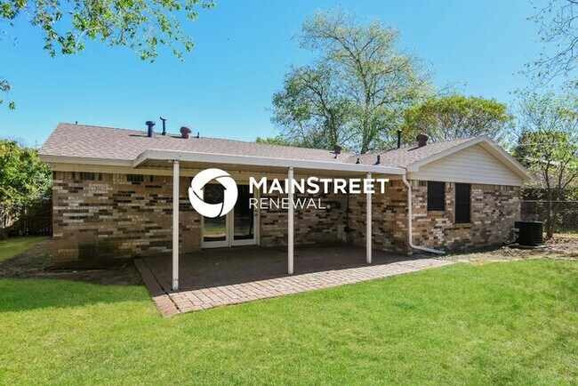 Building Photo - 3 Bedroom Pet-Friendly Home in Irving, TX with Main Street Renewal