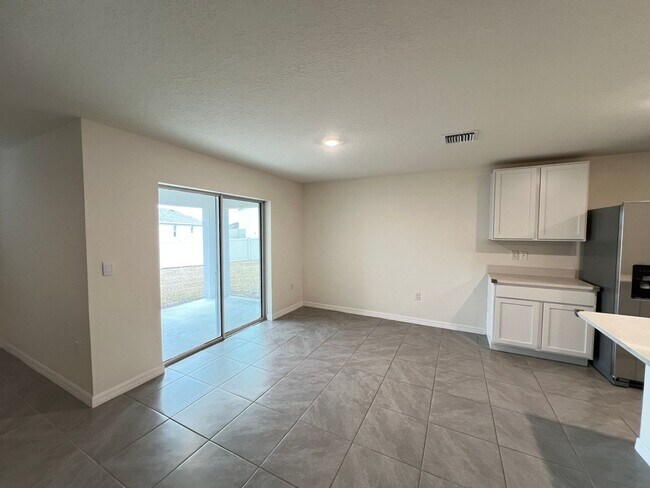 Building Photo - 4BD/2BA Modern Comfort Meets Suburban Serenity in Ocala! WASHER & DRYER INCLUDED! FULLY FENCED HOME!