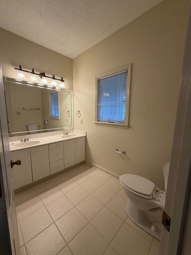 Building Photo - 200 Willow Green Dr