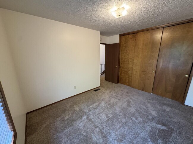 Building Photo - 2-Bedroom, Townhome Close to Transportation