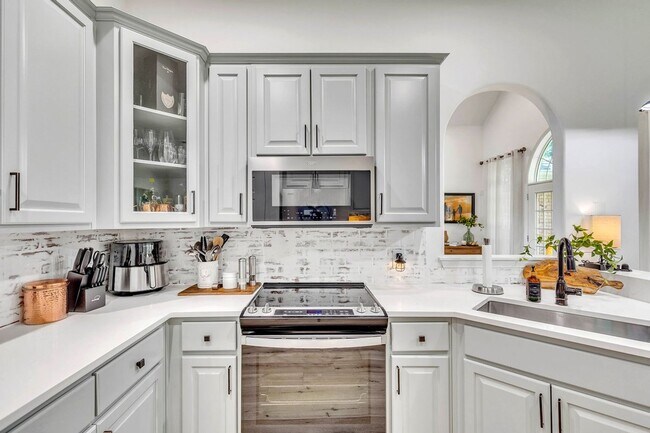 Building Photo - Gorgeously Updated 4 Bed/3.5 Bath in Tranquilla Hall - Buckhead