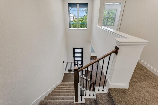 Building Photo - Gorgeous New Townhome!