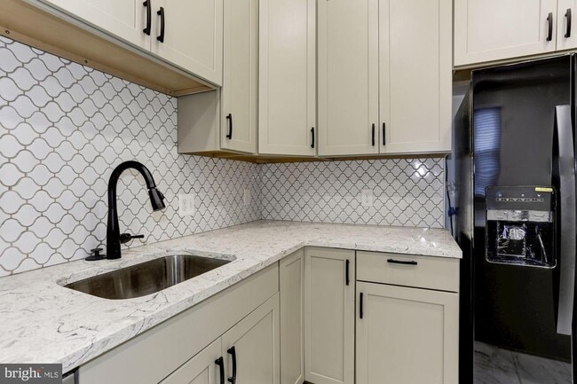 Building Photo - 638 G St NE