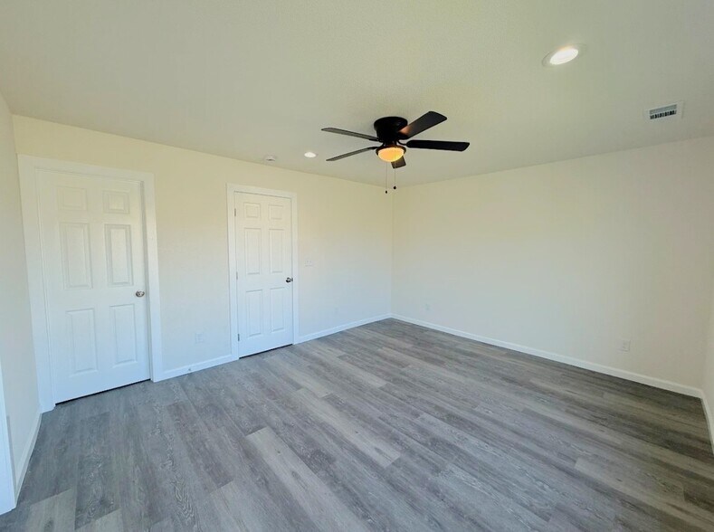 Building Photo - 1420 Lansing St