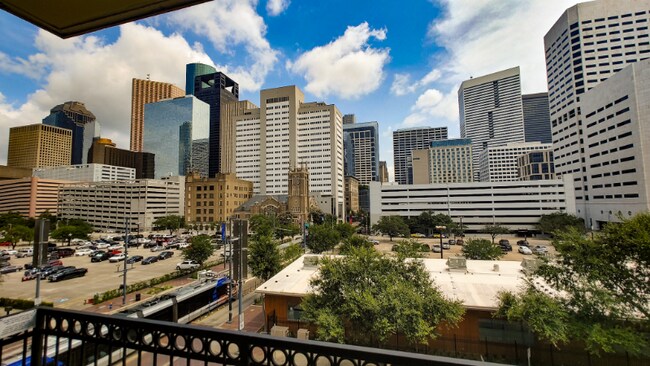 Building Photo - 1520 Fannin St