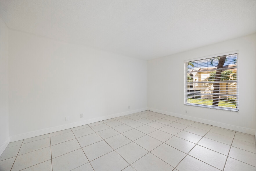 Building Photo - 470 NW 20th St