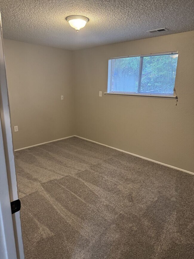 Building Photo - Beautiful 5 Bed 2 & 3/4 Bath home in Tacoma