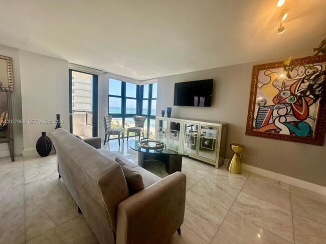 Building Photo - 2555 Collins Ave