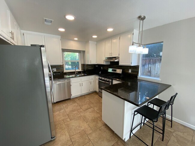 Building Photo - Gorgeous 5+3 On Cul-De-Sac