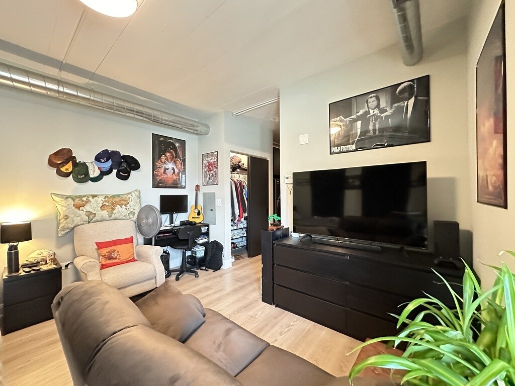 Building Photo - 941 W Belmont Ave
