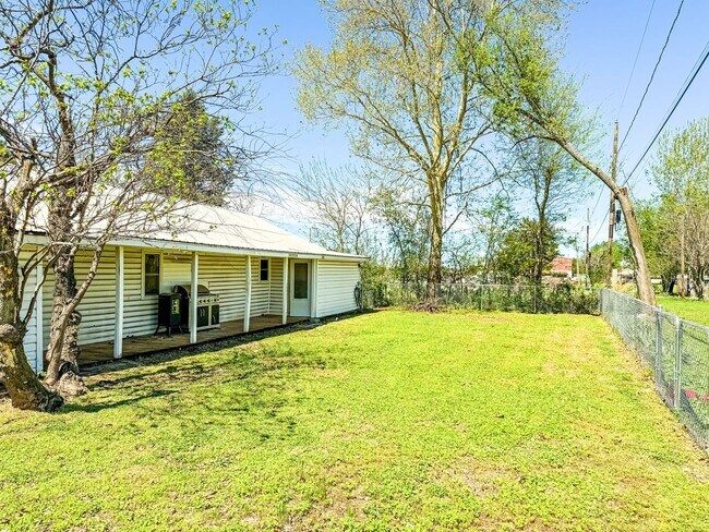 Building Photo - Fully Renovated Modern Farmhouse in Quiet Jennings