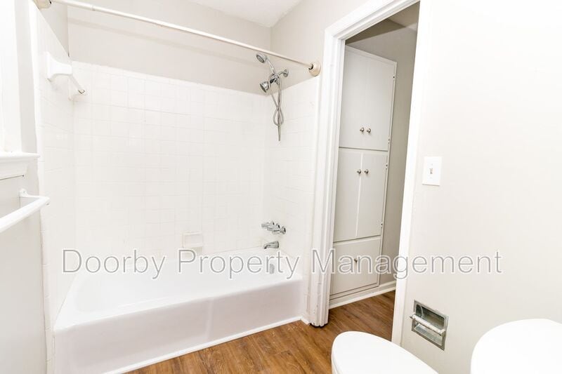 Building Photo - 910 Wesley Dr