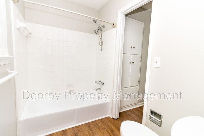 Building Photo - 910 Wesley Dr