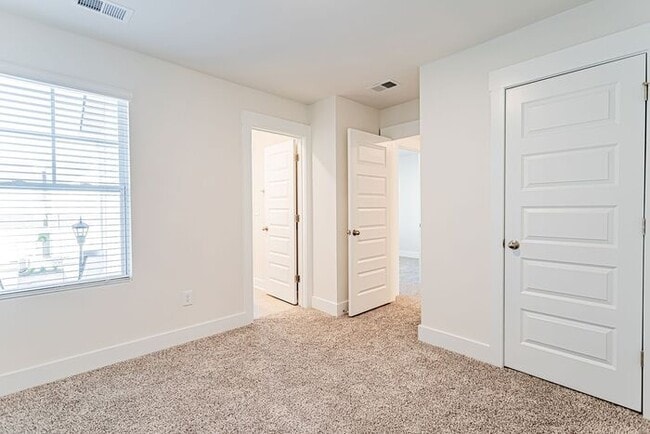 Building Photo - 3 Bedroom 2.5 Townhome Off of Butler Rd!