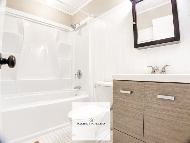 Building Photo - # Charming Townhouse in Desirable Greenvil...