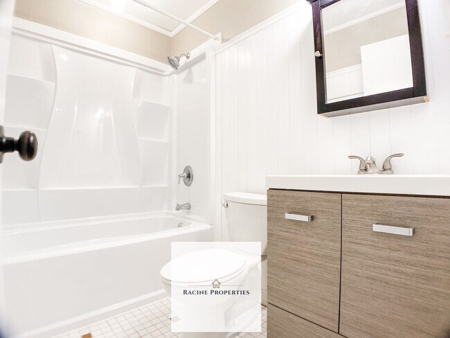 Building Photo - # Spacious Townhouse in Desirable Greenvil...