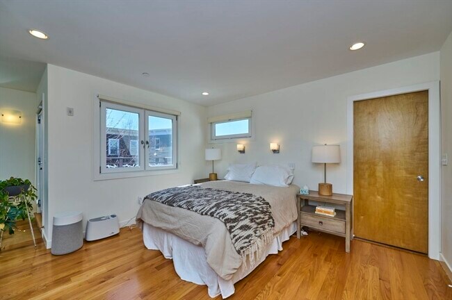 Building Photo - 13 Clary St