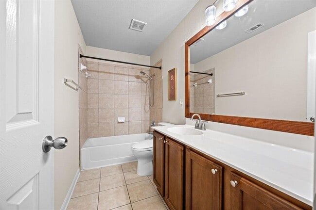 Building Photo - 135 Justin Leonard Dr
