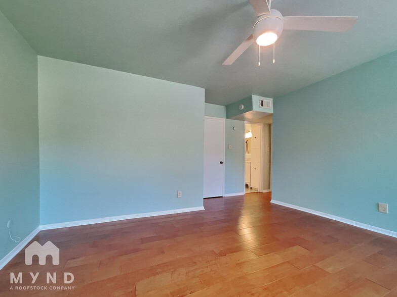 Building Photo - 355 N Post Oak Ln