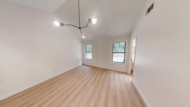 Building Photo - N Cedarbrook Bungalow