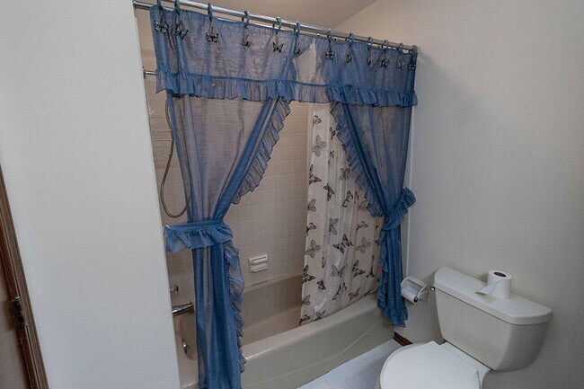 Building Photo - 401 Cedar Ln