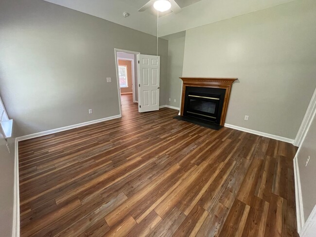 Building Photo - Charming, updated 3br house w/ separate ga...