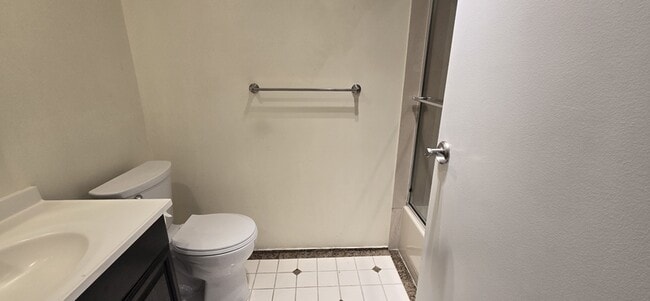 Building Photo - 7 Lake Bellevue Dr