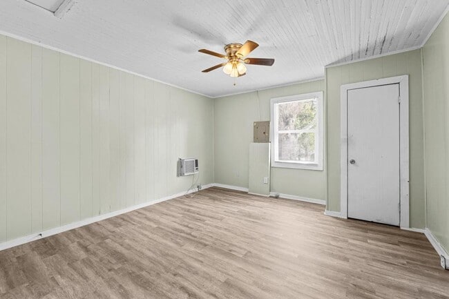 Building Photo - 2005 Walker St