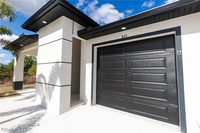 Building Photo - 843 Duplex St E