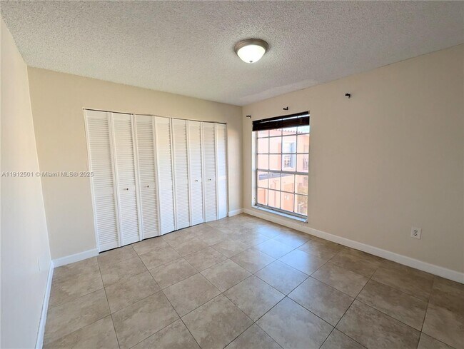 Building Photo - 7230 Fairway Dr