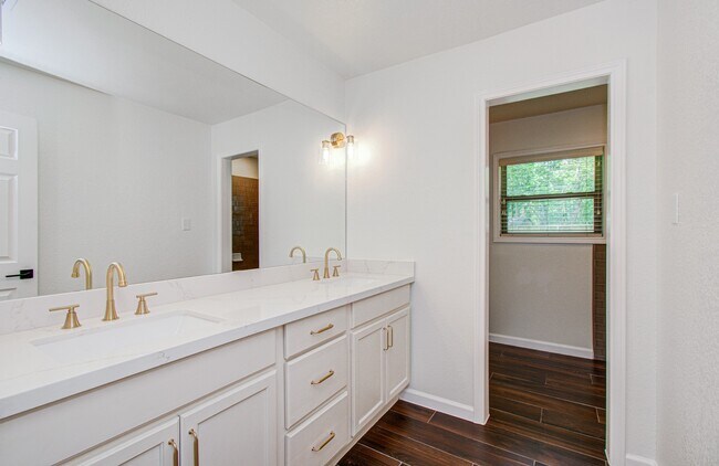 Building Photo - 6930 S Oak Bend Dr