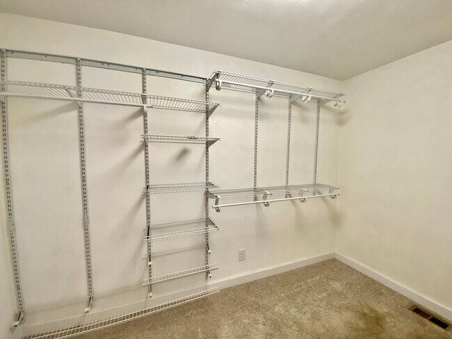 Building Photo - AVAILABLE EARLY MAY, Charming ranch home with front porch in Castle Heights!