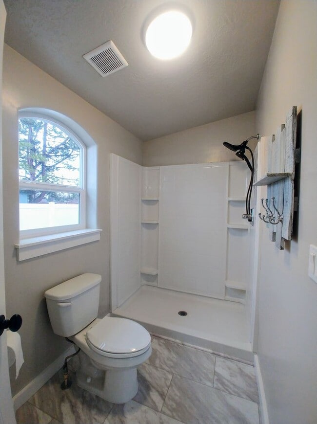 Building Photo - 3 Bedroom, 2 Bathroom Updated Home in Home...