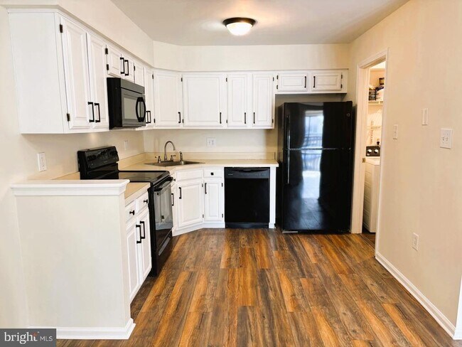 Building Photo - 24 Pickwick Pl