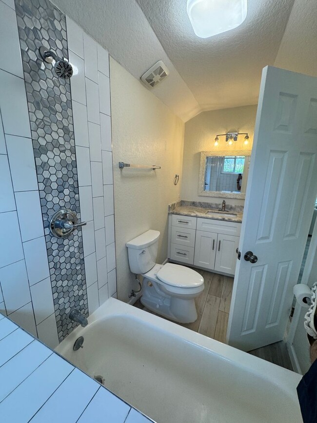 Building Photo - Ready For Move In - Nicely Renovated Large...