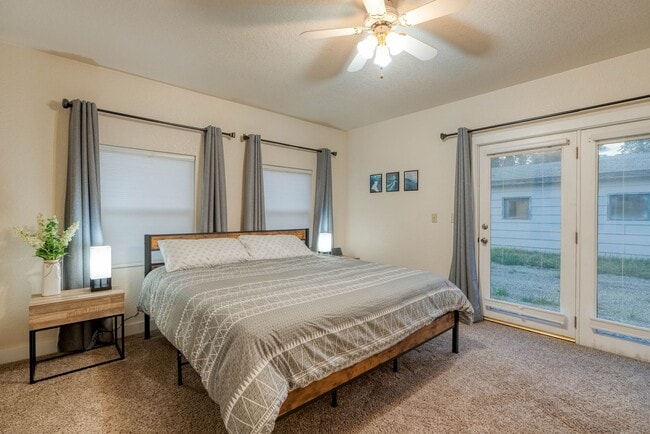 Building Photo - Fully Furnished 3BD + Den/2BA, Convenientl...
