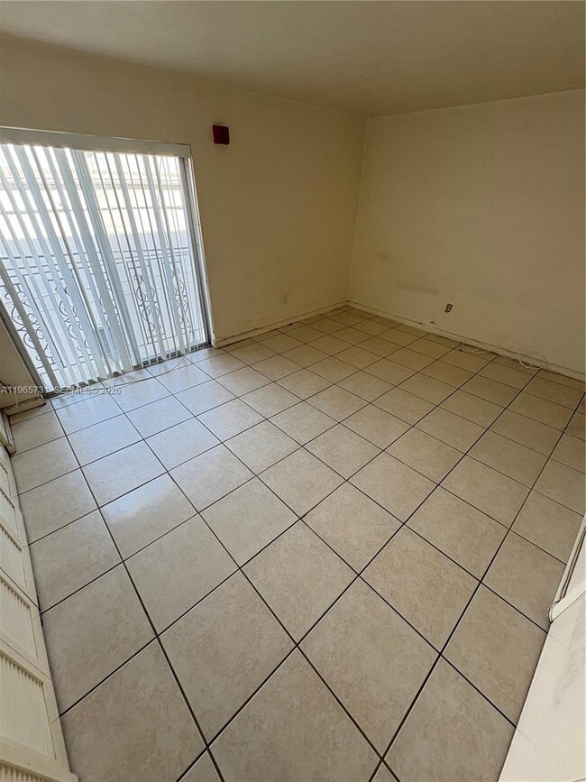 Building Photo - 16215 NE 18th Ct