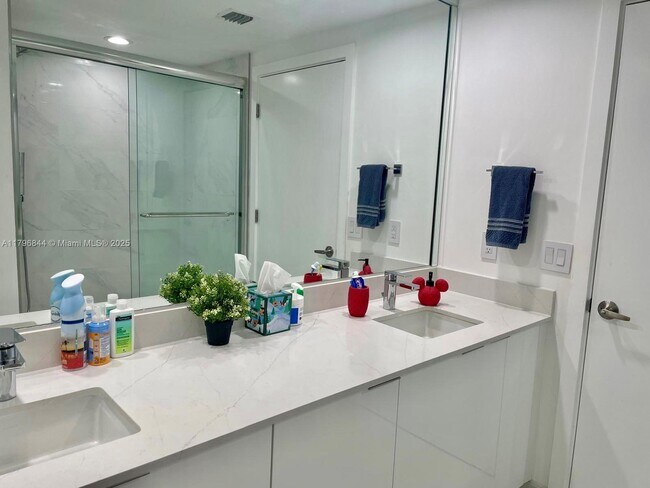 Building Photo - 950 Brickell Bay Dr