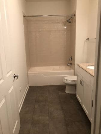 Guest Bath - 915 S Lytle St