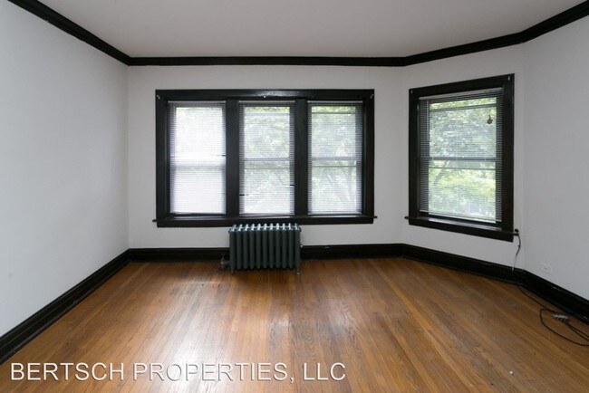 Building Photo - 4500 W Sunnyside Ave