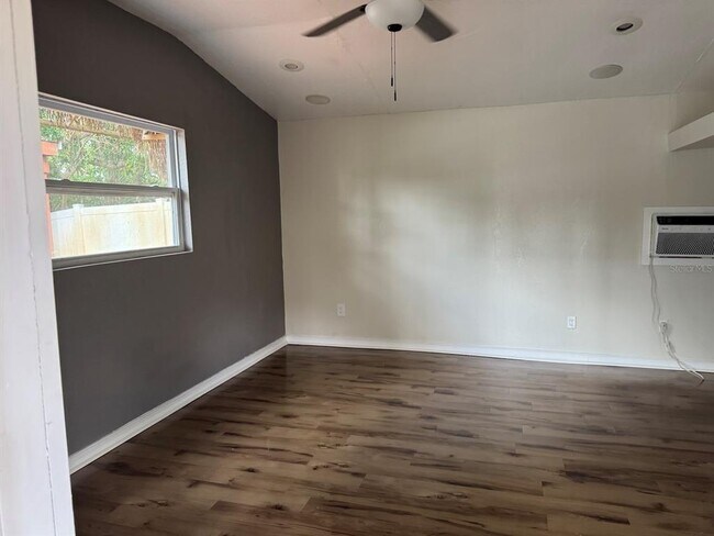 Building Photo - 3306 Lake Saxon Dr