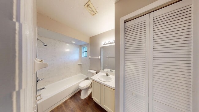 Building Photo - 3 Bedroom/ 2 Bathroom Home in Orlando!