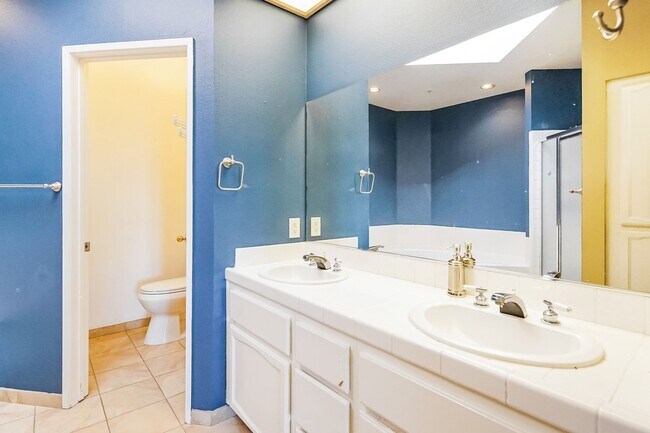 Building Photo - PENTHOUSE-STYLE UNIT IN SIGNAL HILL  w/180 degree Views 3Br/2Ba $3750mo