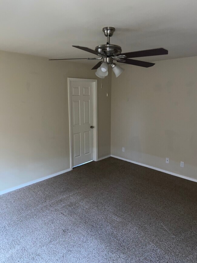 Building Photo - Call 405-456-0410 To Schedule Your Showing Now!