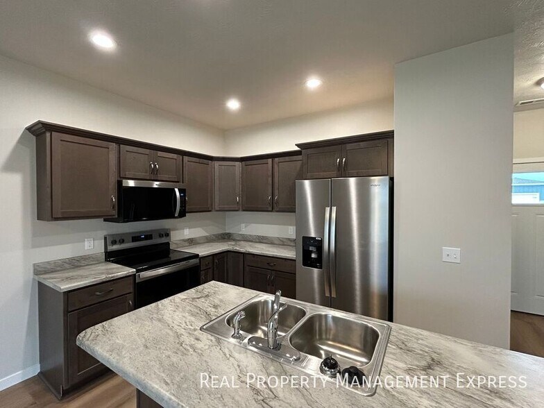 Building Photo - BRAND NEW 2 bedroom, 1.5 bathroom townhome