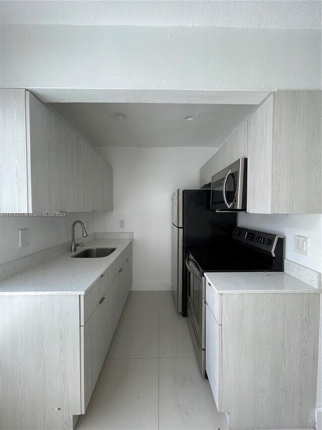 Building Photo - 552 NE 61st St