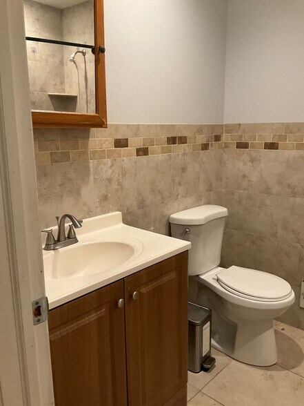 Building Photo - 132 Hallock Rd