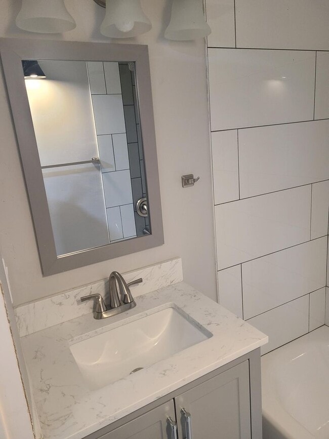 Building Photo - 17th St 6 Plex